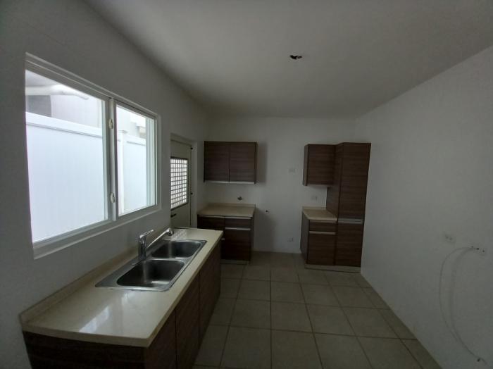 Venta de casa reposeída ph victoria, paseo del norte