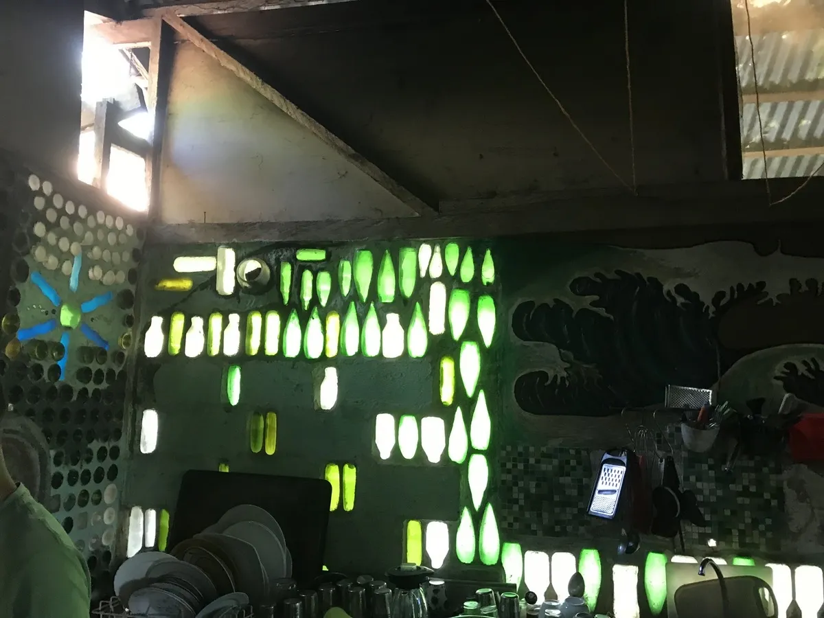 Hostal ecológico en Las Lajas con frondoso jardín de árboles frutales