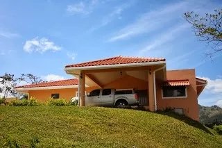 Gran casa con excelentes vistas a la monta