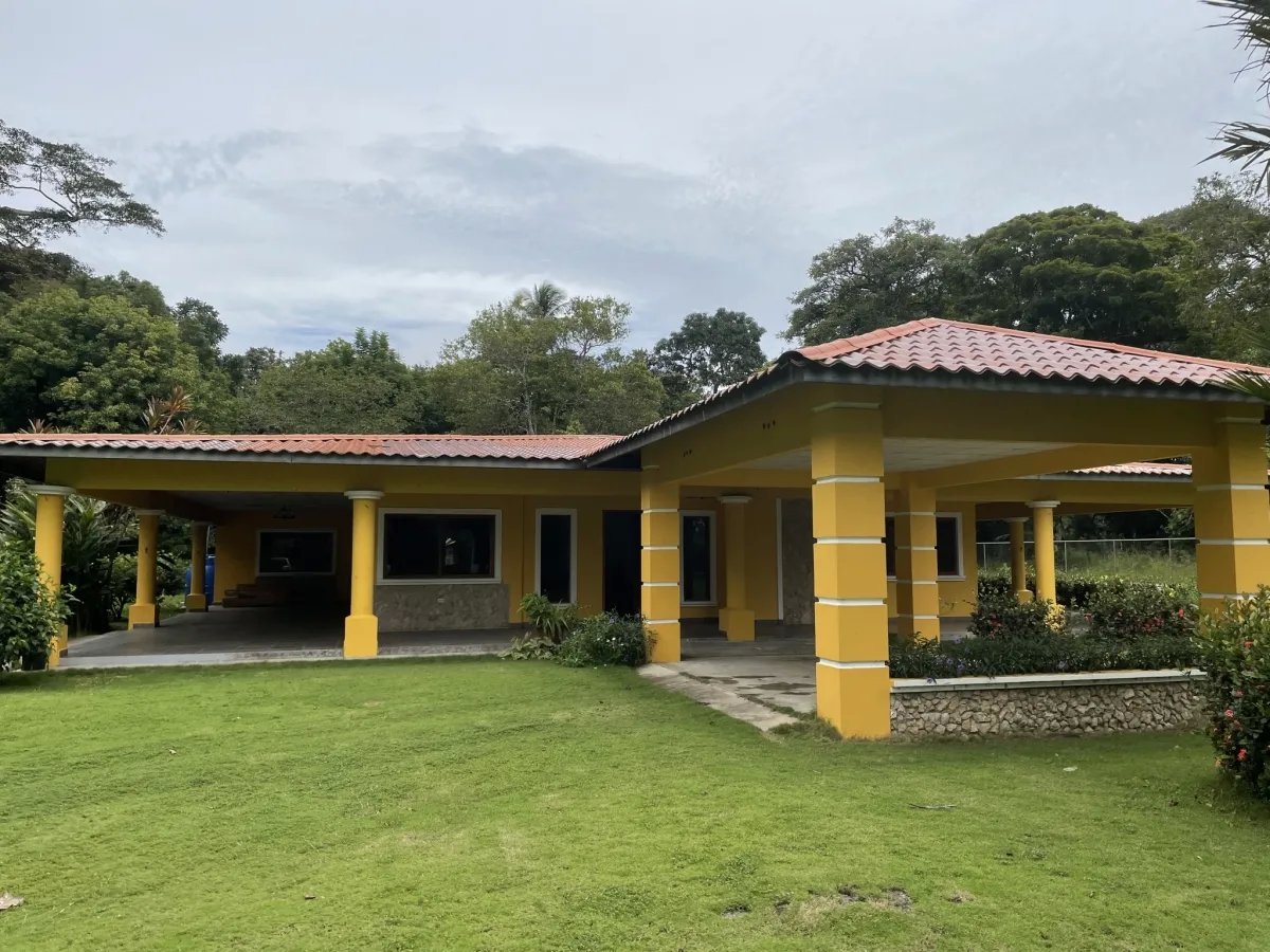 Gran casa de familia cerca de puerto armuelles