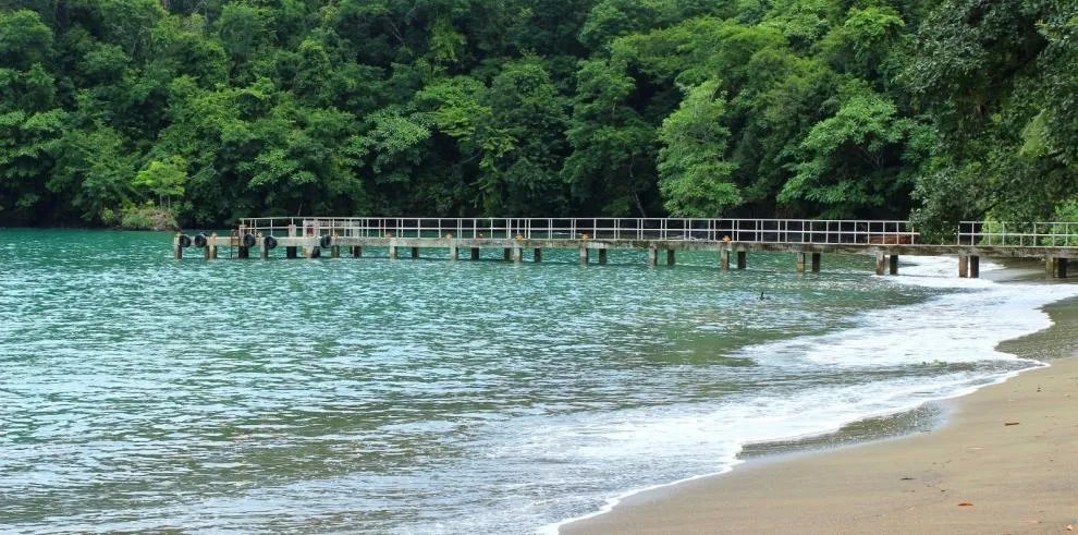 Se vende terreno con pequeña casa frente al mar en el pueblo de pixvae, veraguas.