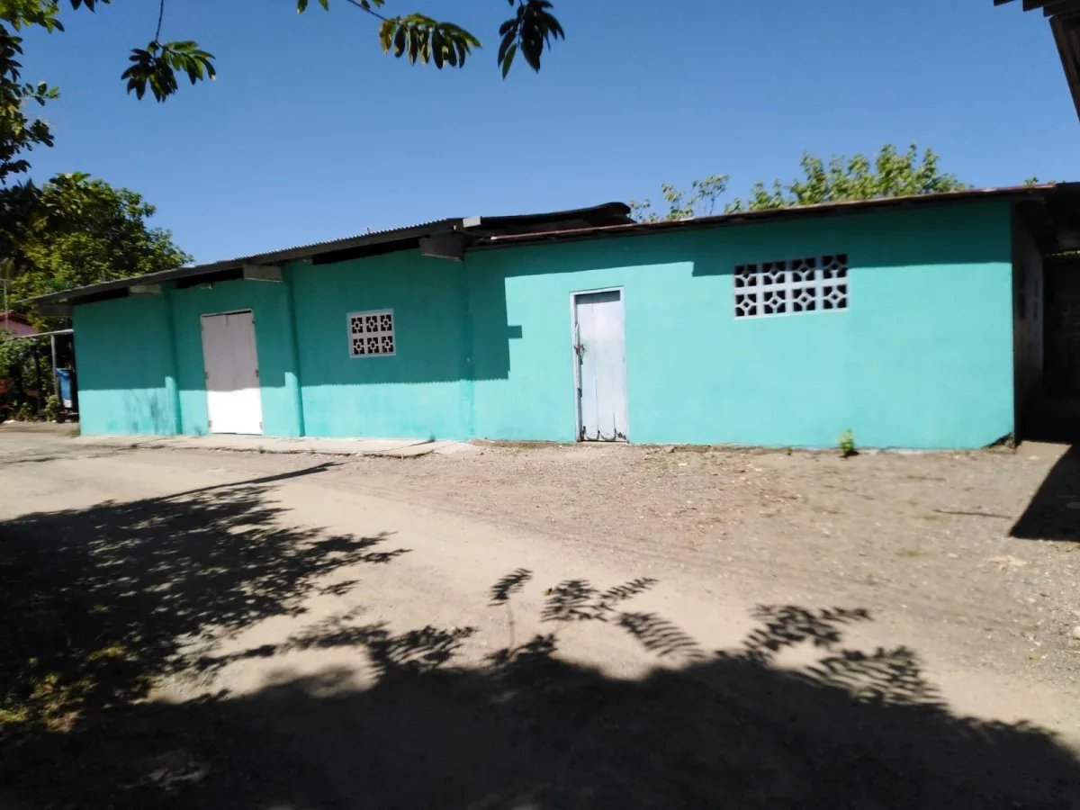 Se vende terreno con pequeña casa frente al mar en el pueblo de pixvae, veraguas.