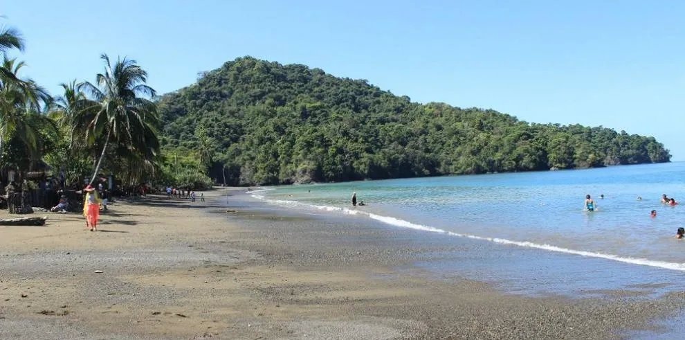 Se vende terreno con pequeña casa frente al mar en el pueblo de pixvae, veraguas.