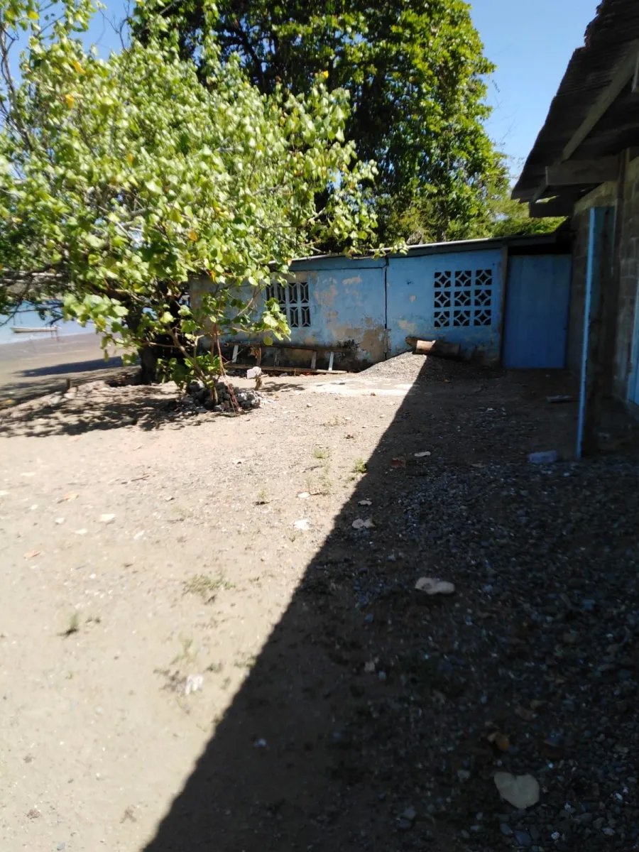 Se vende terreno con pequeña casa frente al mar en el pueblo de pixvae, veraguas.