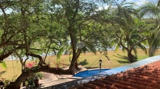 Gran terreno con dos casas en el estero de las lajas