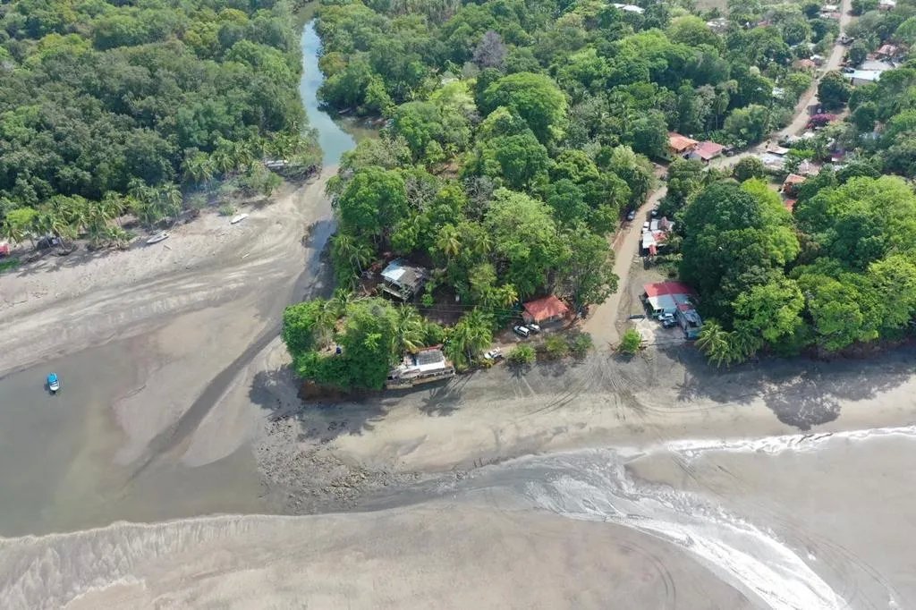 Propiedad frente al mar en venta, en playa el pueblo, santa catalina, veraguas.