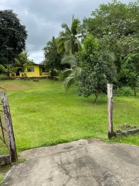 Lote tranquilo pero céntrica en las lajas, a 10 minutos de la playa
