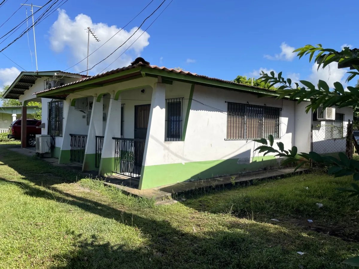 Casa u oficina en el centro de las lajas - cerca de la playa