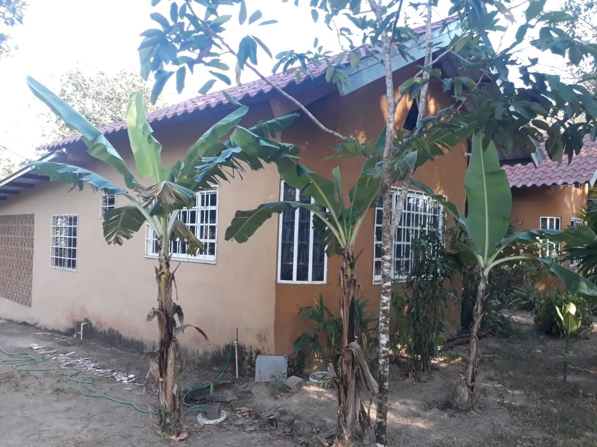Casa en venta en el centro del municipio de guarumal, veraguas. cerca del destino turistico santa catalina.   casa ubicada frente al centro de salud d