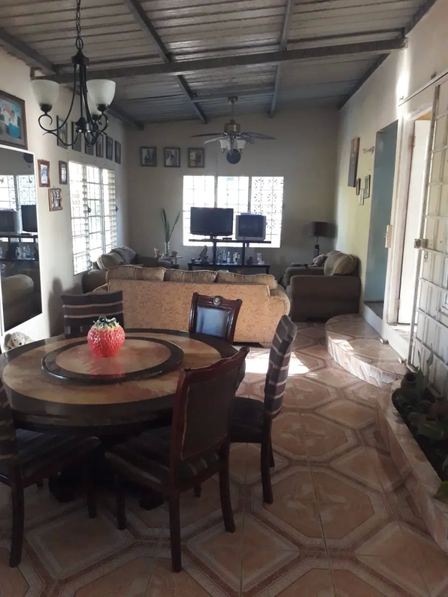 Casa en venta en el centro del municipio de guarumal, veraguas. cerca del destino turistico santa catalina.   casa ubicada frente al centro de salud d