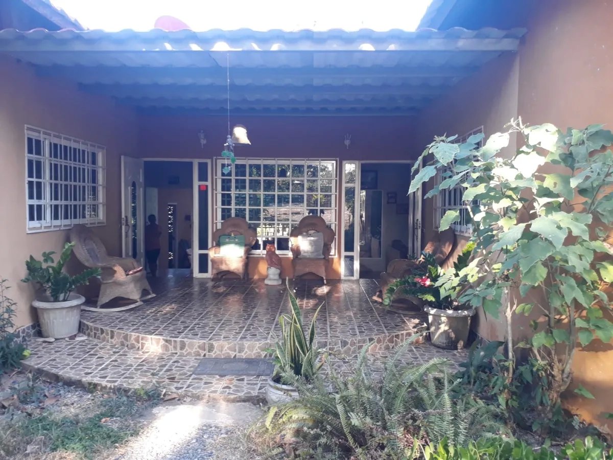 Casa en venta en el centro del municipio de guarumal, veraguas. cerca del destino turistico santa catalina.   casa ubicada frente al centro de salud d