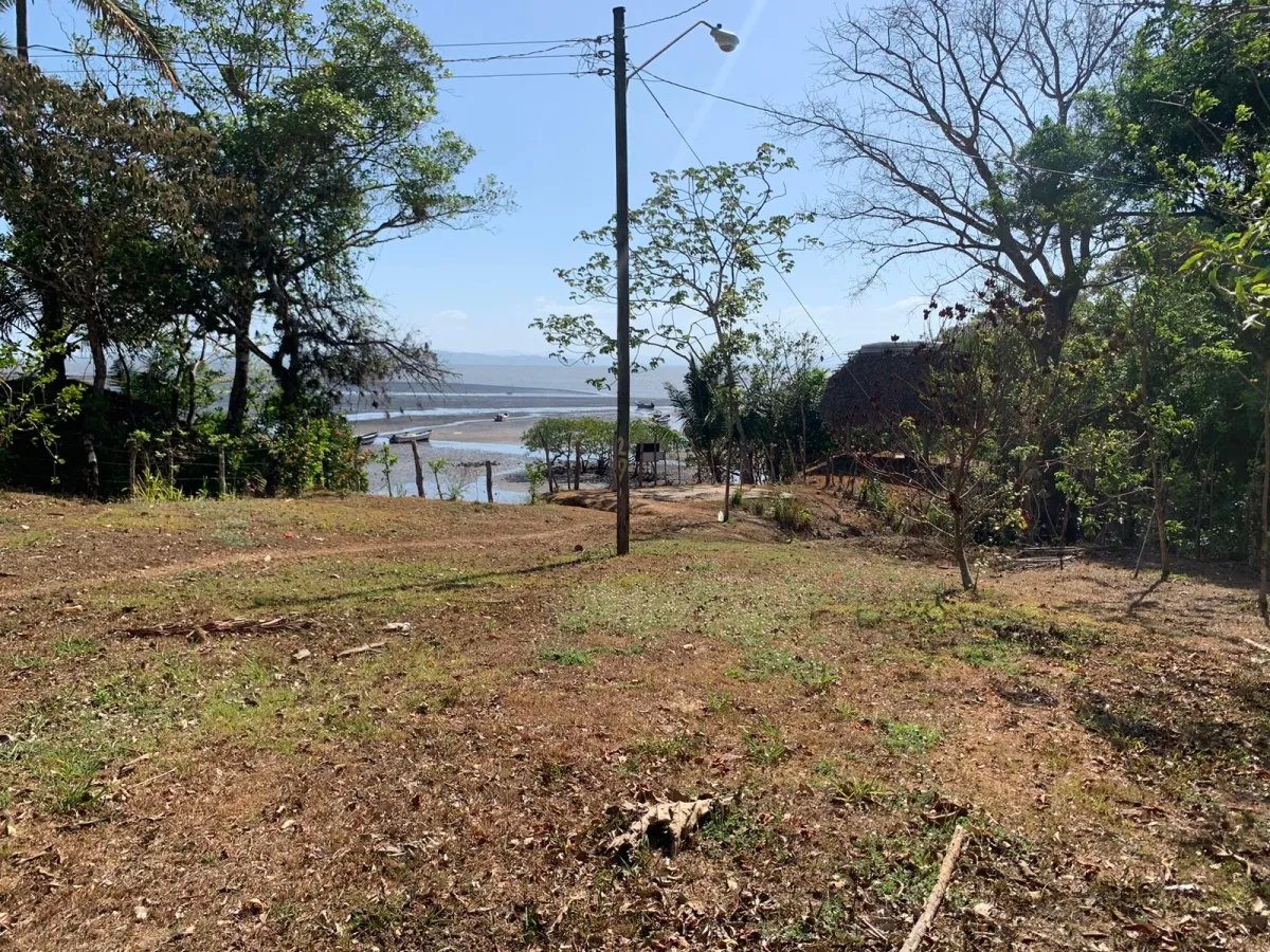 Se vende propiedad de 800 metros cuadrados, frente al mar. playa lagartero, santa catalina