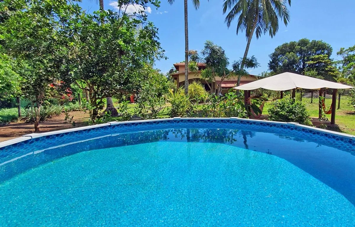 Atractiva casa en la laguna con 3 apartamentos