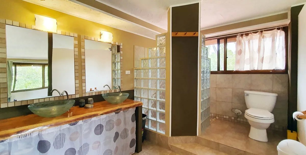 Atractiva casa en la laguna con 3 apartamentos