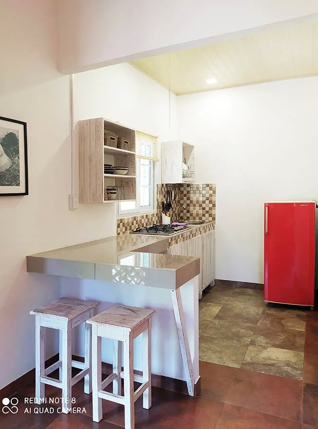 Atractiva casa en la laguna con 3 apartamentos