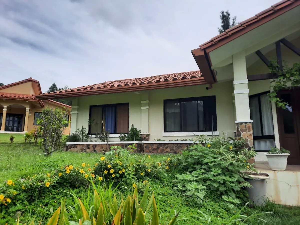 Fácil casa en la montaña segura comunidad cerrada