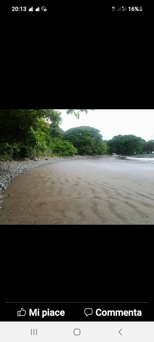Casa de playa en zancos aislada en una hectárea de terreno