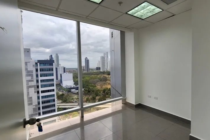 Alquiler de oficina vacía en ph torre aseguradora ancón, costa del este