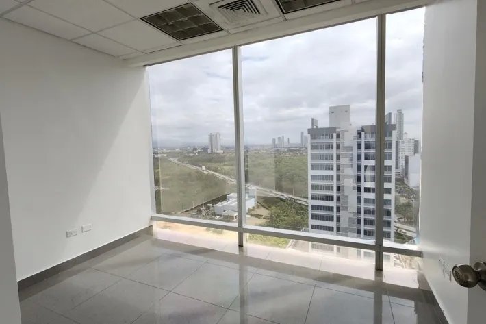 Alquiler de oficina vacía en ph torre aseguradora ancón, costa del este