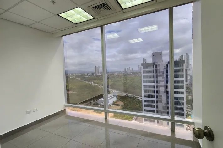 Alquiler de oficina vacía en ph torre aseguradora ancón, costa del este
