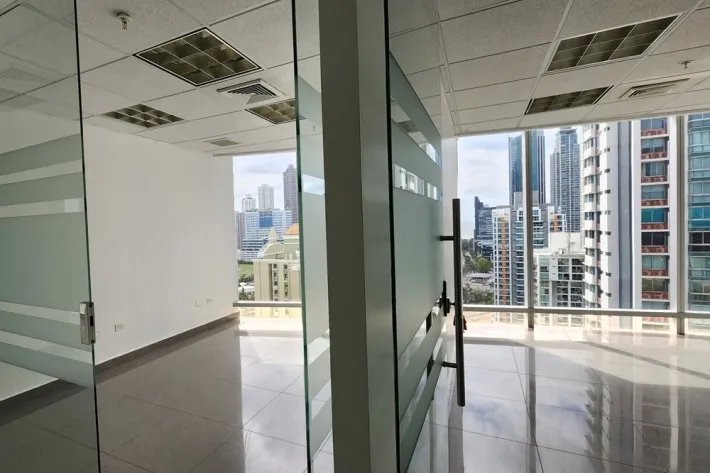 Alquiler de oficina vacía en ph torre aseguradora ancón, costa del este
