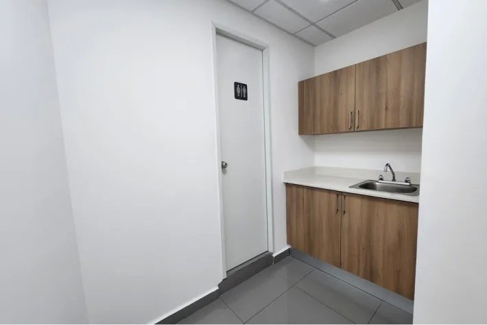 Alquiler de oficina vacía en ph torre aseguradora ancón, costa del este