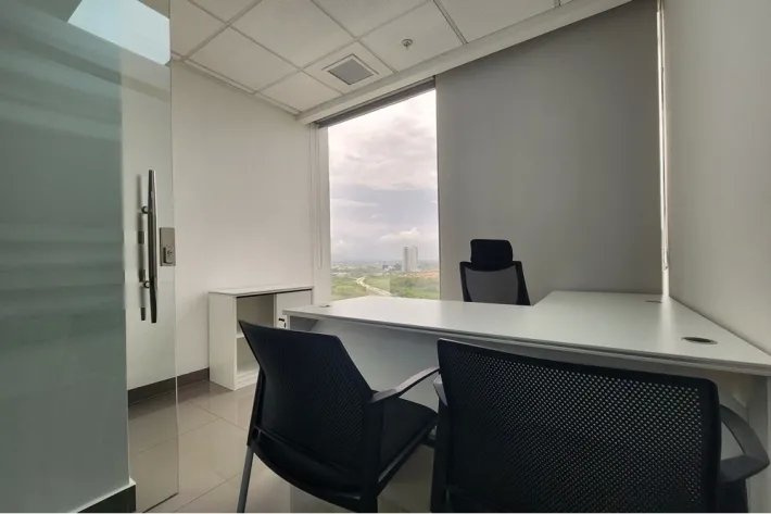 Alquiler de oficina vacía en ph torre aseguradora ancón, costa del este