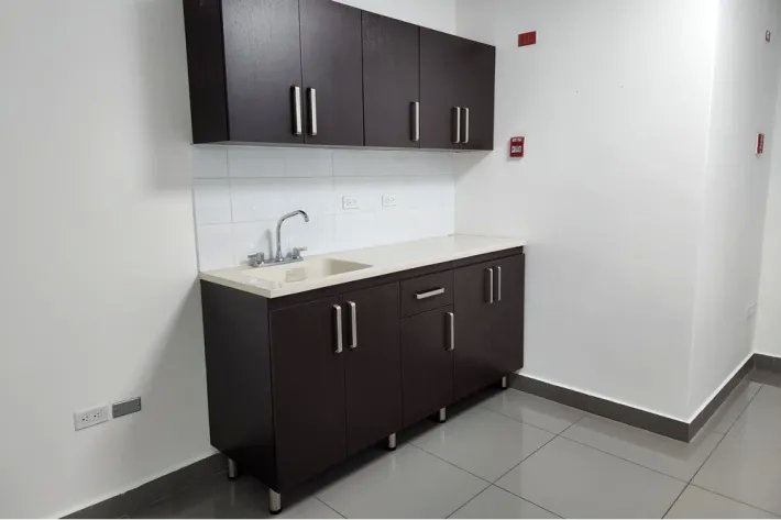 Alquiler de oficina vacía en ph torre aseguradora ancón, costa del este