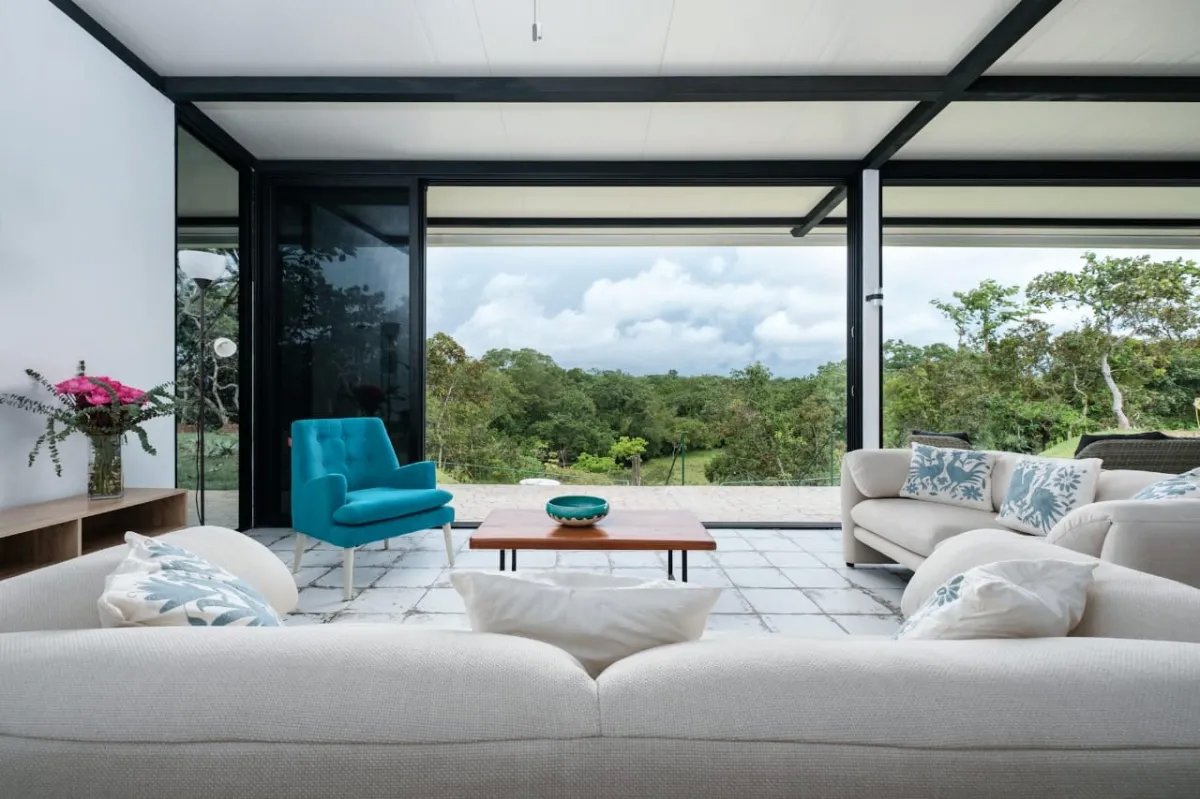 Nueva casa de buen gusto en un lote de ensueño río en la tranquilidad maravillosa no muy lejos de boquete y david