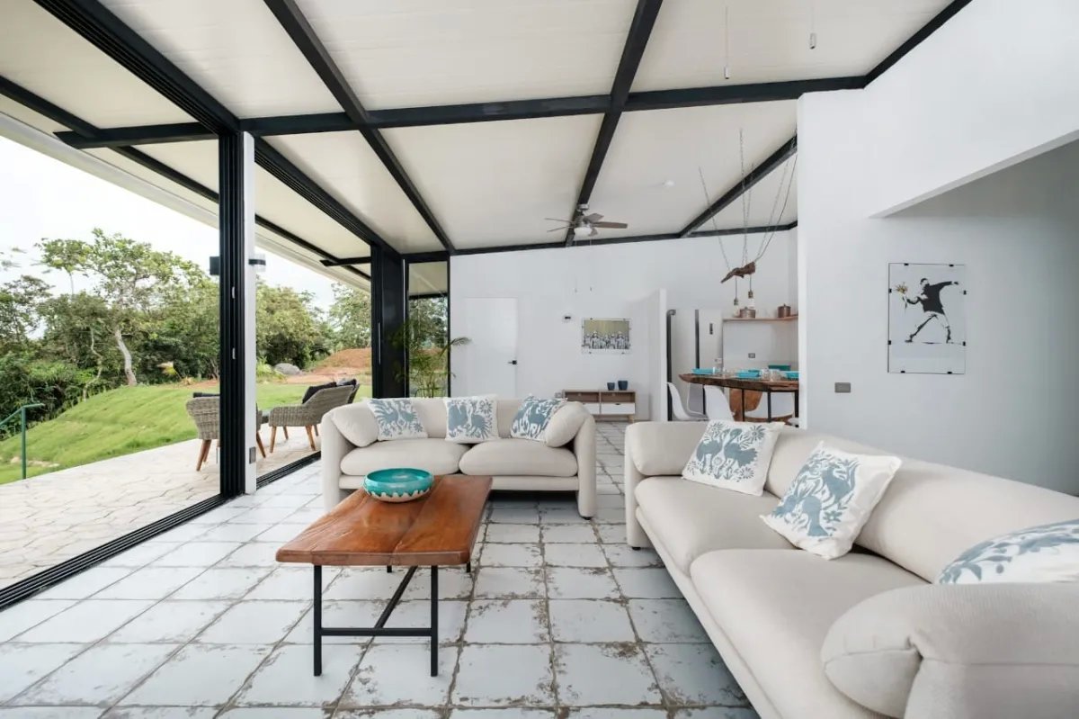 Nueva casa de buen gusto en un lote de ensueño río en la tranquilidad maravillosa no muy lejos de boquete y david