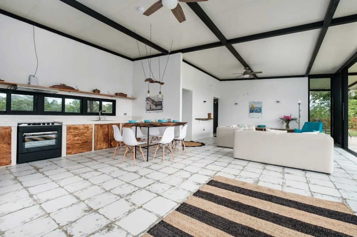 Nueva casa de buen gusto en un lote de ensueño río en la tranquilidad maravillosa no muy lejos de boquete y david