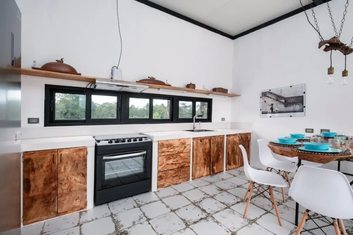 Nueva casa de buen gusto en un lote de ensueño río en la tranquilidad maravillosa no muy lejos de boquete y david