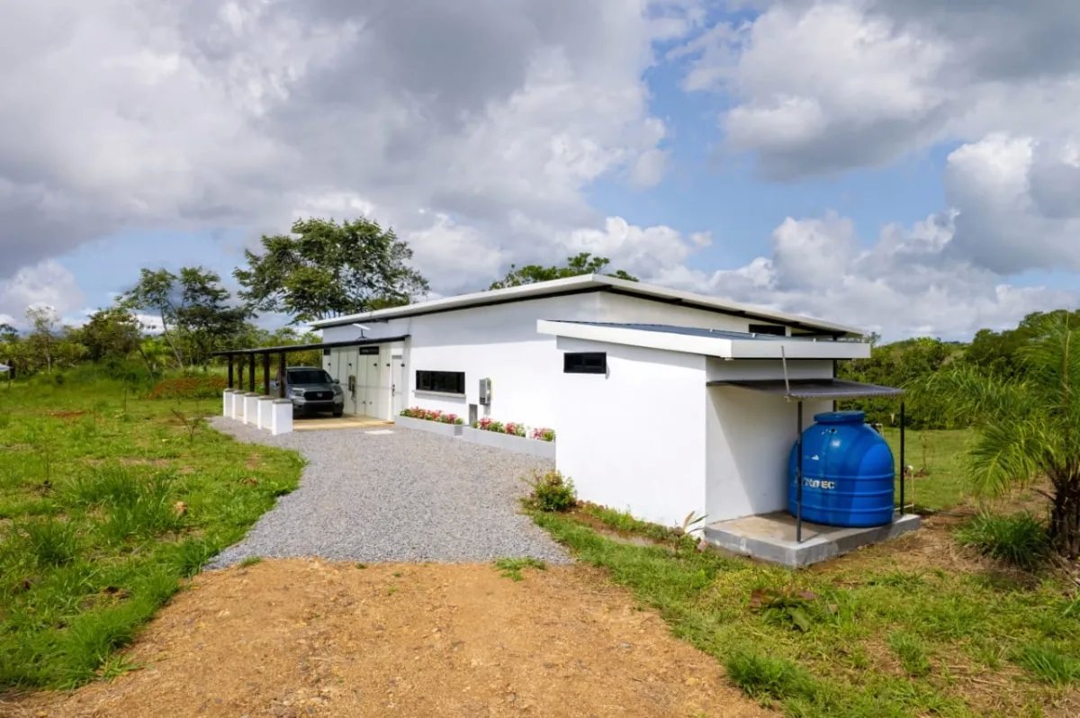 Nueva casa de buen gusto en un lote de ensueño río en la tranquilidad maravillosa no muy lejos de boquete y david
