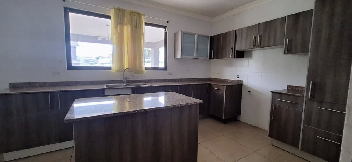Venta de casa en p.h. olympus, brisas del golf