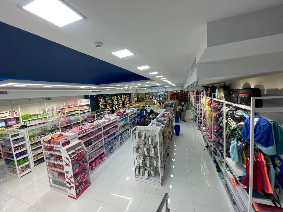 Se vende local de 1264 m2 en albrook mall