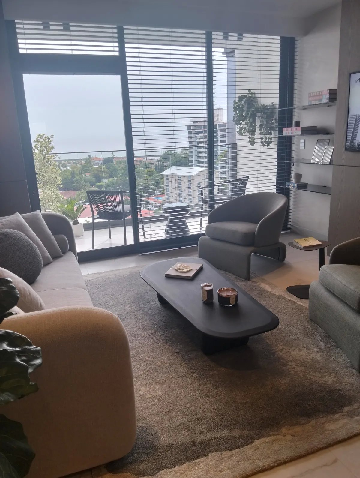 Nuevo y exclusivo apartamento cerca de costa del este/new & exclusive apartment close to costa del este