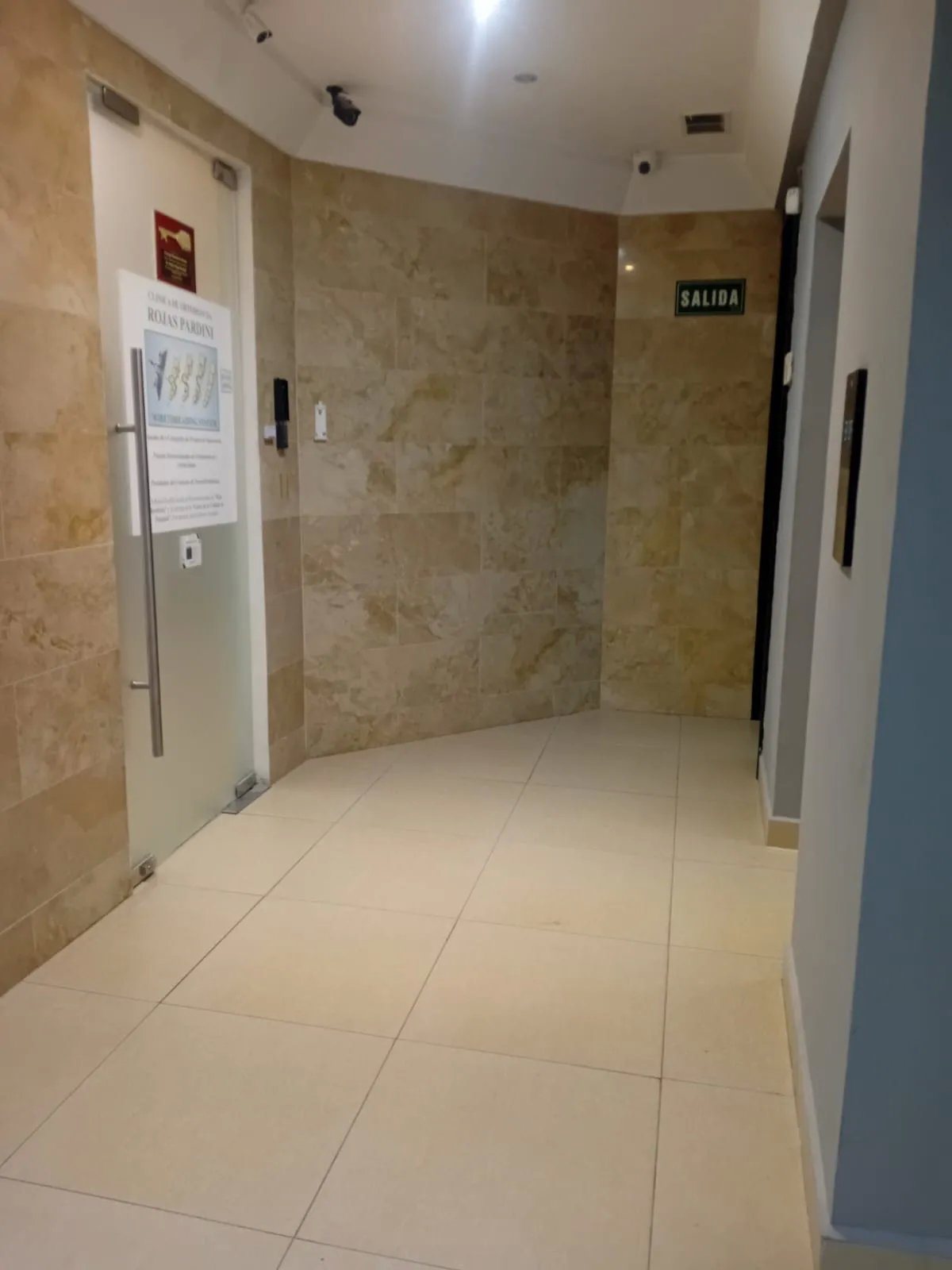 Alquiler de oficina en ph ropardi  vía ramón arias / vía brasil