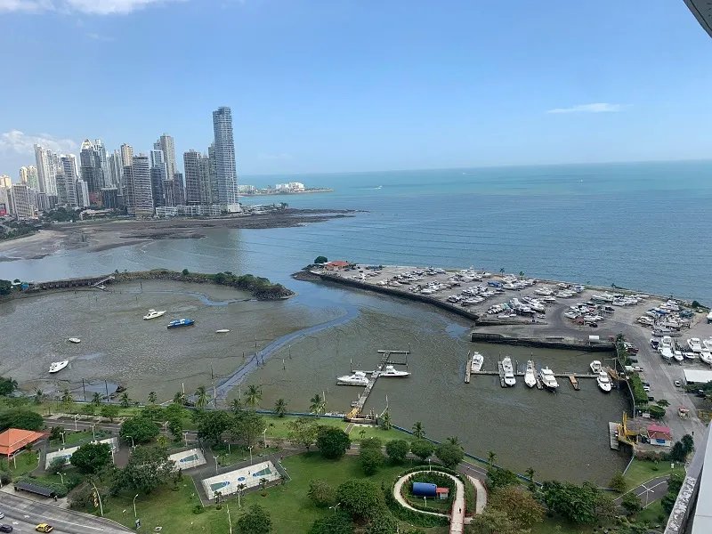 Alquiler de apto amoblado con vista al mar en ave balboa.