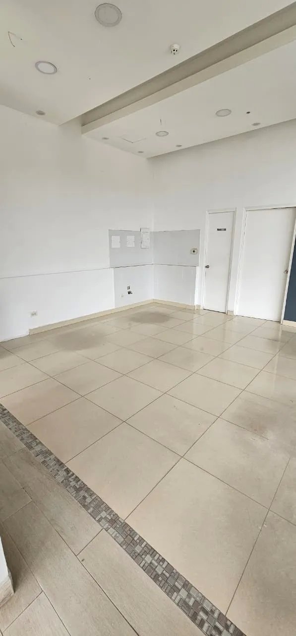 Alquiler de local en plaza signature, brisas del golf