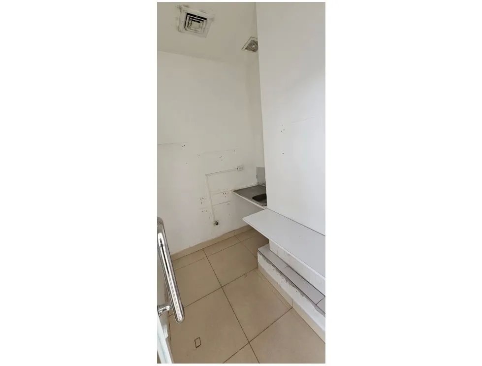Alquiler de local en plaza signature, brisas del golf
