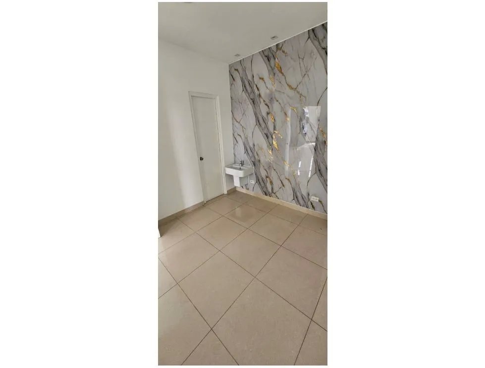Alquiler de local en plaza signature, brisas del golf