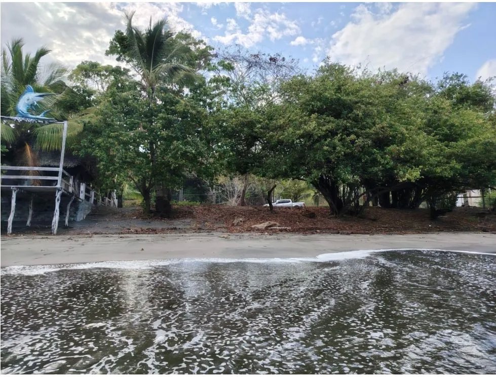 Venta de lote titulado frente al mar en playa bucaro