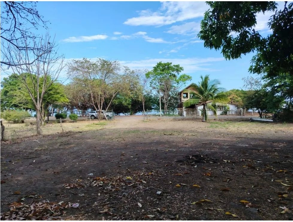 Venta de lote titulado frente al mar en playa bucaro