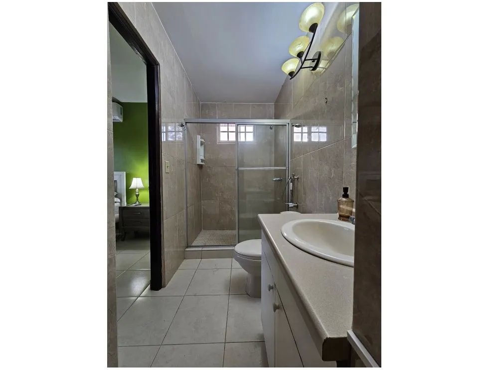 Alquiler/venta de casa con piscina en villas del golf, chitré herrera