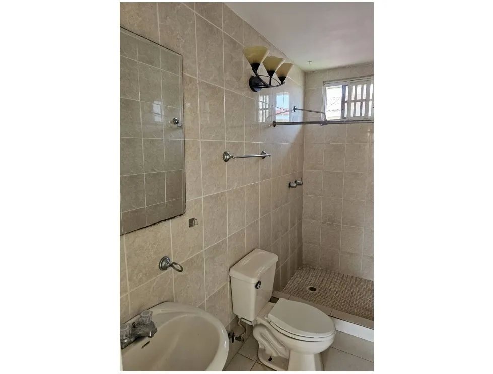 Venta/alquiler de casa en villas del golf, chitré