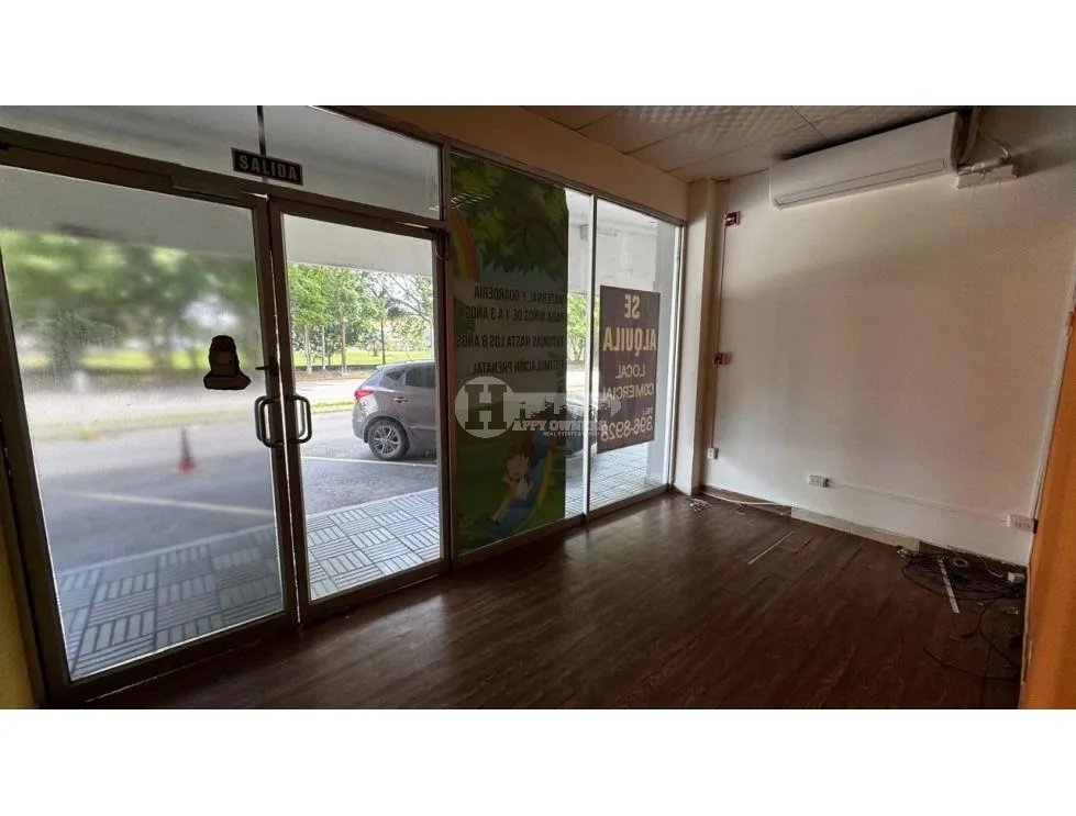 Se alquila local comercial en albrook