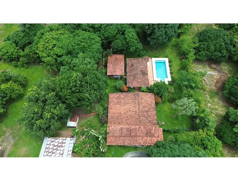 Venta de casa con piscina en pedasí