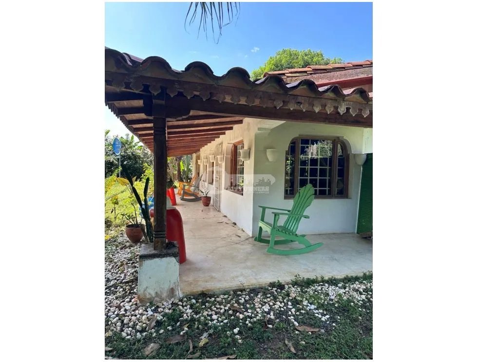 Venta de casa con piscina en pedasí