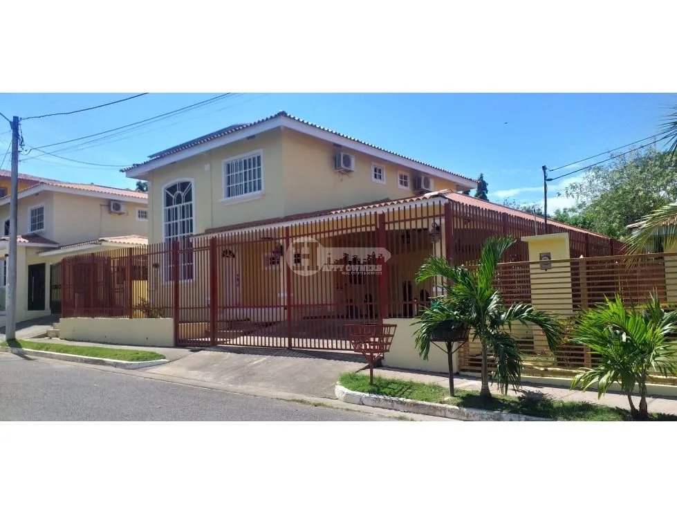 Venta de casa en villas del golf, chitré