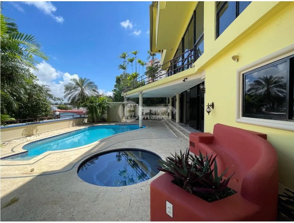 Venta de residencia unifamiliar de 3 niveles en dos mares